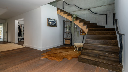Dunkler Holzboden und Treppenbelag von Haus Hellmann