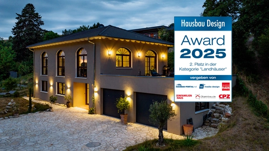 Haus Hellmann – mediterranes Lebensgefühl mit unkonventionellem Design. (Foto: © BAUMEISTER-HAUS) Außenansicht Beleuchtung